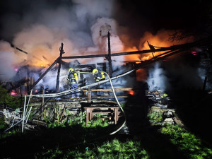 Na šumavském Srní shořela chata za deset milionů. Lidé mluví o úderu blesku