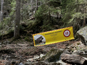 Tato cedule informující o uzavření cesty už letos u vodopádu není