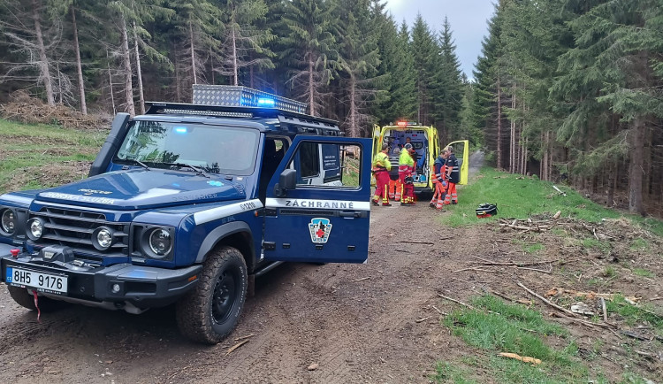 Muž se vážně zranil při práci v lese na Šumavě. Do nemocnice ho transportoval vrtulník