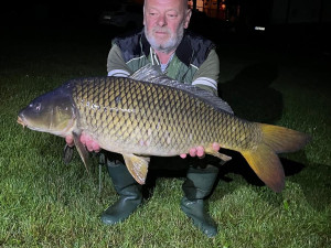 Kapitální kapři na Hracholuskách po bouřkách ožili. Rybáři hlásí jeden úlovek za druhým