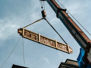 Na budově studijní a vědecké knihovny běží restaurátorské práce