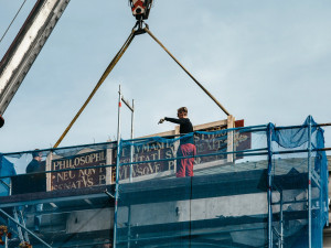 Na budově studijní a vědecké knihovny běží restaurátorské práce