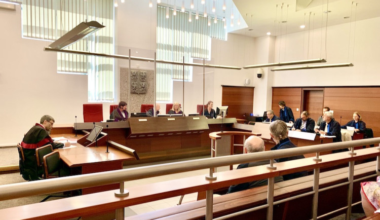 Dva policisté stojí před soudem, podle obžaloby nepomohli znásilněné dívce v Českém Dubu