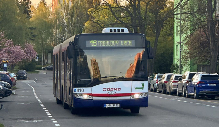 Přes 80 procent žáků v Olomouci volí udržitelnou dopravu, aut u škol ale přibývá