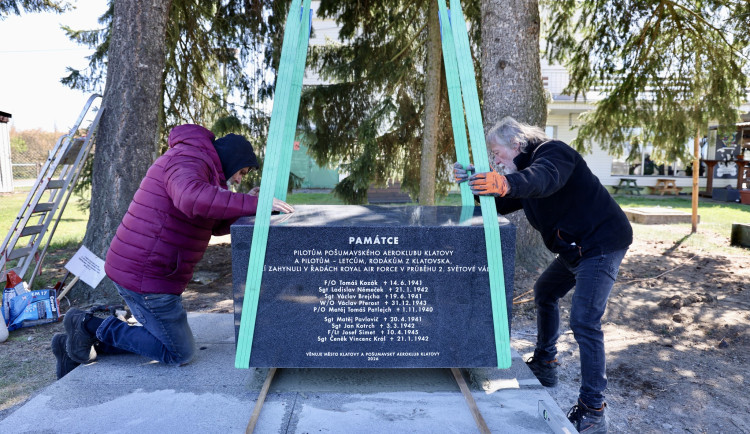 Autor nového památníku Václav Fiala při instalaci díla na Letišti Josefa Hubáčka