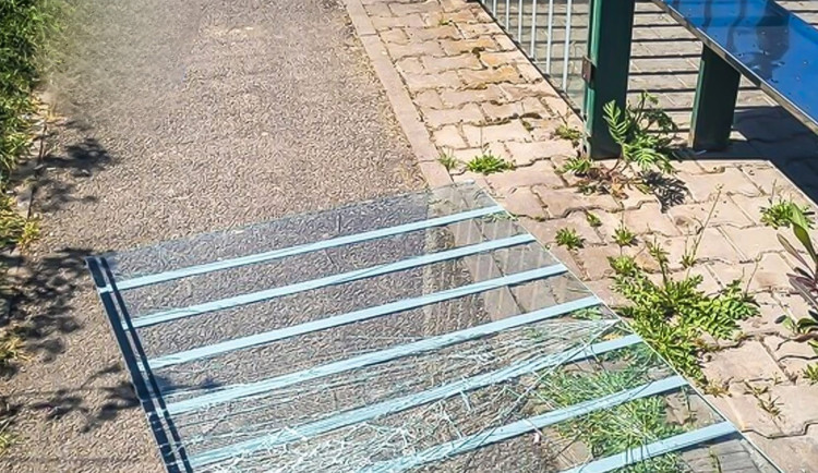 Skleněná výplň zastávky MHD nevydržela pád těla muže