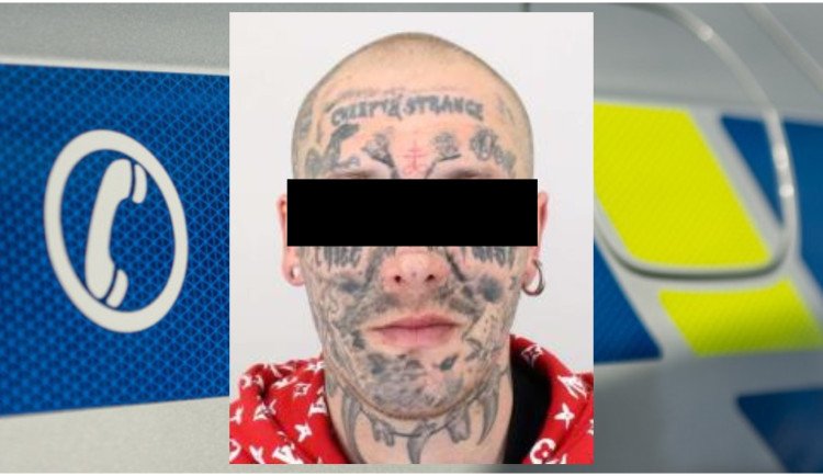 Z psychiatrické nemocnice uprchl pacient s výrazným tetováním na obličeji