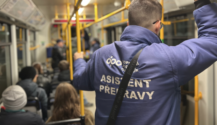 Asistenti, revizoři a strážníci v pohotovosti. Ostravský dopravce posílil kontroly cestujících