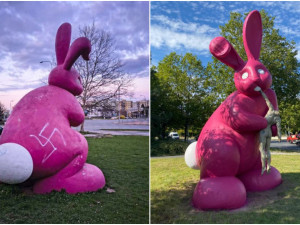 Adam Trbušek se v Plzni proslavil sochou lidožravého růžového králíka. Ten se často stává terčem vandalů. Foto Městská policie Plzeň