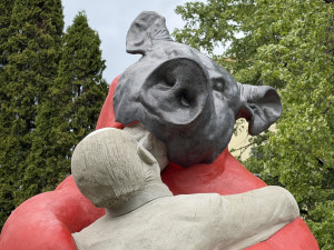 Dílo nazvané Polibek moci budí vášně ještě před samotným zahájením festivalu Sochy na ulici