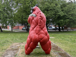 Dílo nazvané Polibek moci budí vášně ještě před samotným zahájením festivalu Sochy na ulici