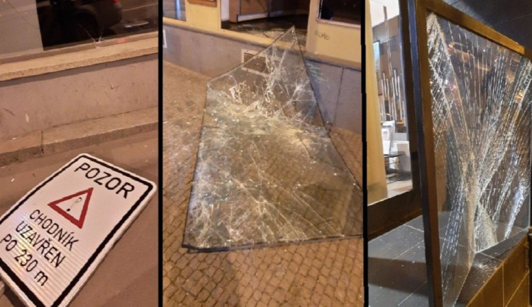 Agresivní vandal ničil auta i obchody. Když značkou demoloval výlohu, sklapla klec