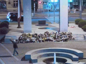 Vandal strhl americkou vlajku z pomníku Díky, Ameriko! Odešel se vztyčenou pravicí