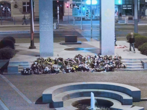Vandal strhl americkou vlajku z pomníku Díky, Ameriko! Odešel se vztyčenou pravicí