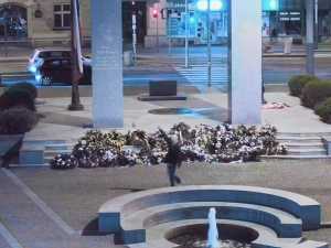 Vandal strhl americkou vlajku z pomníku Díky, Ameriko! Odešel se vztyčenou pravicí
