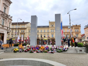 Památník během pietního aktu
