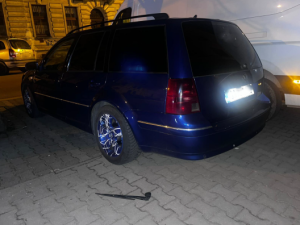 Vandal v centru Plzně demoloval výlohy obchodů i automobily