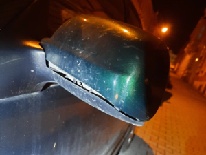 Vandal v centru Plzně demoloval výlohy obchodů i automobily