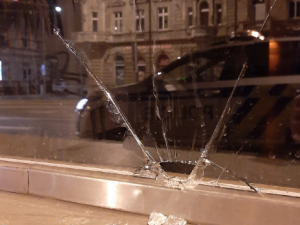 Vandal v centru Plzně demoloval výlohy obchodů i automobily