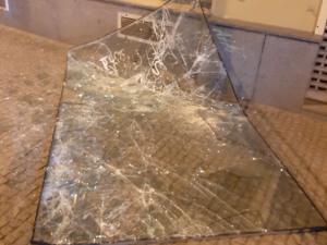Vandal v centru Plzně demoloval výlohy obchodů i automobily