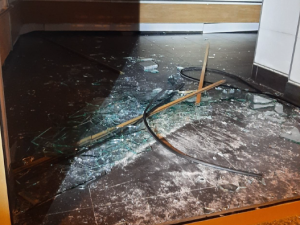 Vandal v centru Plzně demoloval výlohy obchodů i automobily