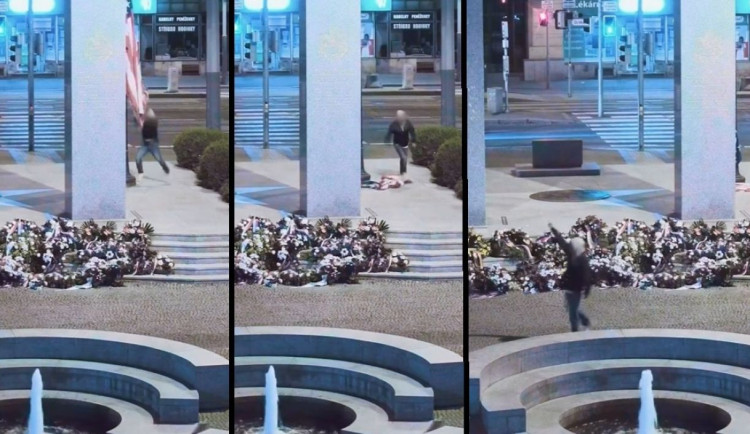 Vandal strhl americkou vlajku z pomníku Díky, Ameriko! Odešel se vztyčenou pravicí