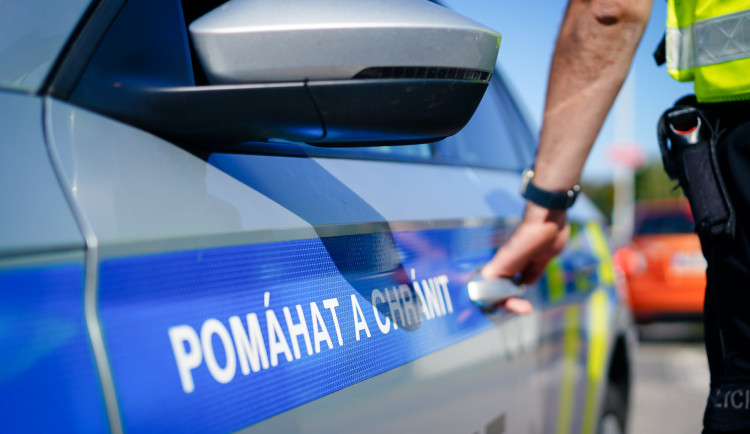 Dvě vážné nehody během tří minut. Záchranáři zasahovali u Hradce i Krumlova