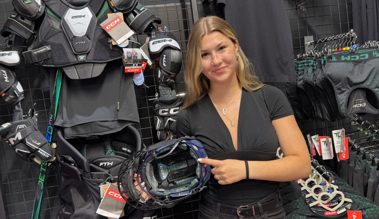 Helmy na culík i lépe padnoucí chrániče. Hokejistky už nemusejí hrát v pánské výstroji