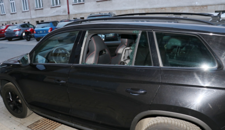 Nechat 50 tisíc v autě v centru Plzně se ženě nevyplatilo. Škodovku vykradl zloděj