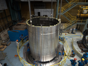 Těžký reflektor obklopuje aktivní zónu a slouží k odrazu neutronů zpět do paliva, čímž zlepšuje neutronovou ekonomiku reaktoru (JE Hinkley Point C, 2023), fotografie zveřejněna se souhlasem společnosti Framatome.