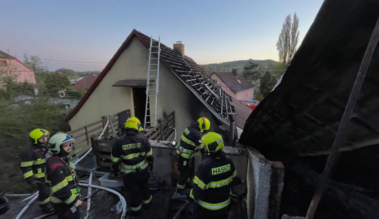 Rodina ve Starém Plzenci přišla během požáru o domov. Pomoci může sbírka