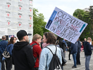 Stovky lidí v Plzni daly vládě najevo jasný vzkaz: Ruce pryč od médií