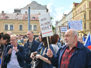 Stovky lidí v Plzni daly vládě najevo jasný vzkaz: Ruce pryč od médií