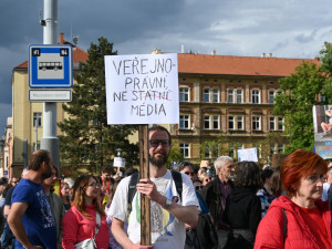 Stovky lidí v Plzni daly vládě najevo jasný vzkaz: Ruce pryč od médií
