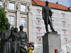 Vandalové opět poškodili památník se sochou T. G. Masaryka, urvali z něj písmena