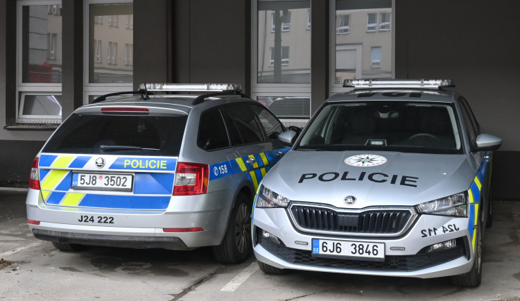 Policisté v Jihlavě zastavili BMW. Řidič byl opilý, zmatený a jen ve spodním prádle
