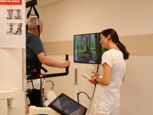 S pacienty rehabilituje unikátní robot, využívá kombinaci ortéz a běžeckého pásu