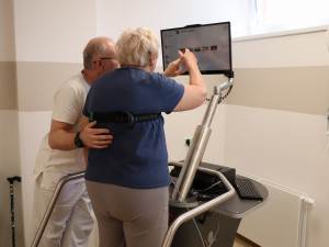 S pacienty rehabilituje unikátní robot, využívá kombinaci ortéz a běžeckého pásu