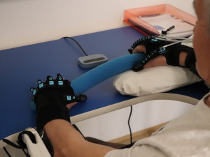 S pacienty rehabilituje unikátní robot, využívá kombinaci ortéz a běžeckého pásu