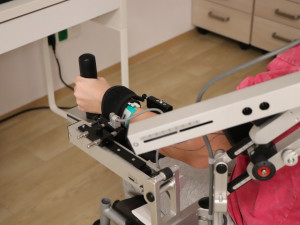 S pacienty rehabilituje unikátní robot, využívá kombinaci ortéz a běžeckého pásu