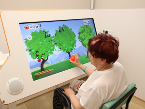 S pacienty rehabilituje unikátní robot, využívá kombinaci ortéz a běžeckého pásu