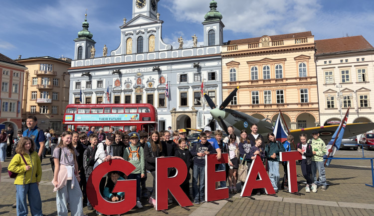 Doubledecker, Spitfire i čaj s mlékem. Budějce zaplnilo britské velvyslanectví