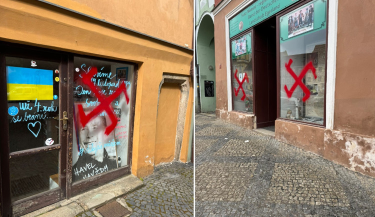 V Chebu na krajanský spolek někdo nastříkal hákové kříže, město to odsuzuje