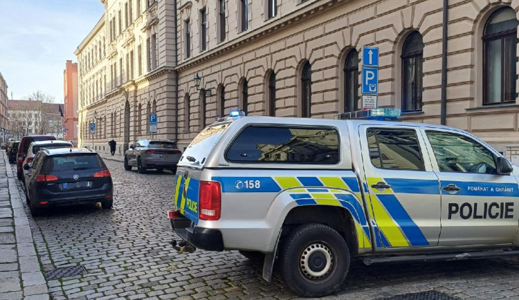 Žena ohlásila bombu v budově soudu, její vysvětlení policisty neobměkčilo