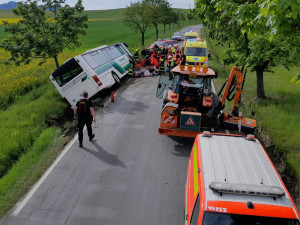 Autobus plný dětí havaroval na Rokycansku. Na místě zasahují desítky záchranářů