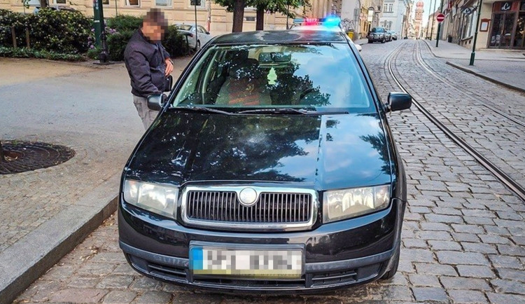 Cizinec řidič tvrdil, že pospíchá prodat auto. Tvrdě narazil