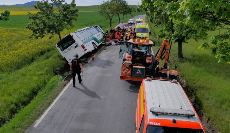 Autobus plný dětí havaroval na Rokycansku. Na místě zasahují desítky záchranářů