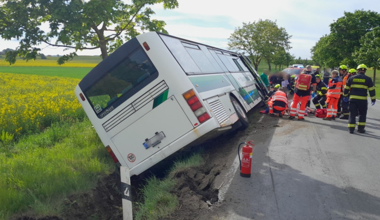 Autobus plný dětí havaroval na Rokycansku. Na místě zasahují desítky záchranářů