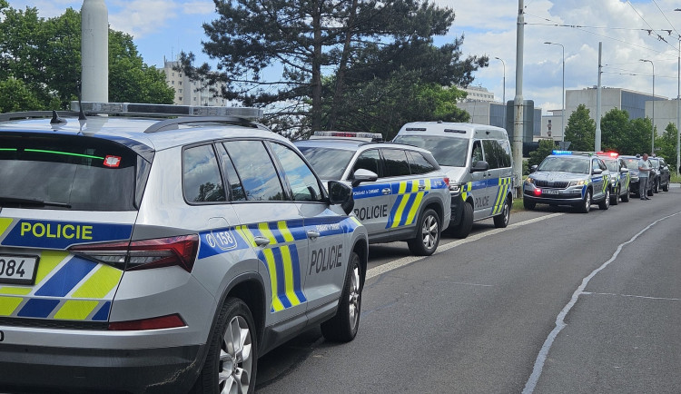 Útok u střední školy v Pardubicích. Policie evakuuje studenty