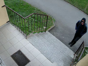 Maskovaný lupič s nožem v ruce přepadl prodejnu. Policie pátrá po muži z fotek